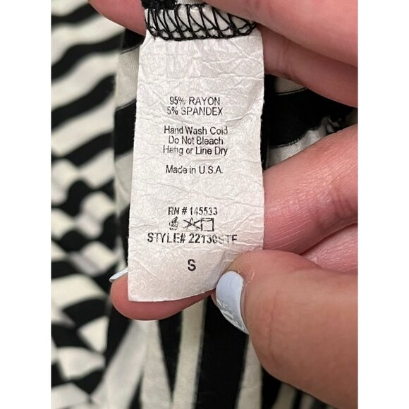 EUC W5 Black & White Striped Women's Top With Abstract Design - Picture 4 of 4